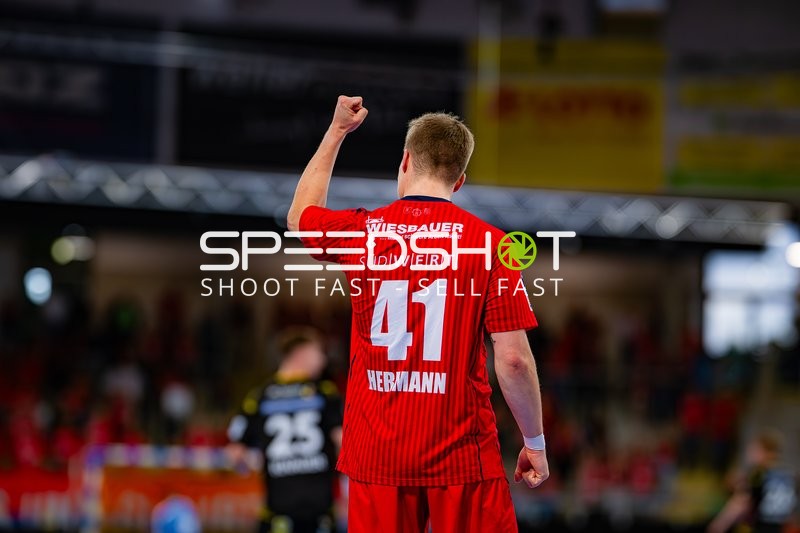Till Hermann (41; SG BBM Bietigheim) jubelt nach Tor