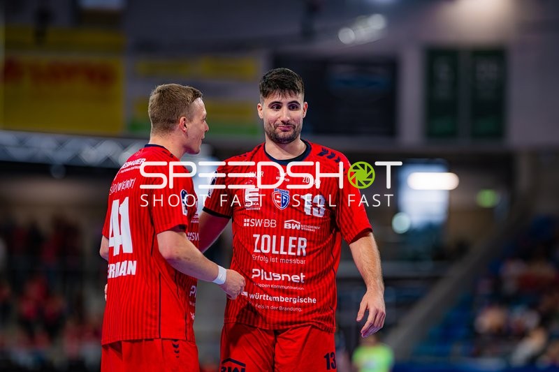 Juan De la Pena (13; SG BBM Bietigheim) im Gespräch mit Till Hermann (41; SG BBM Bietigheim)