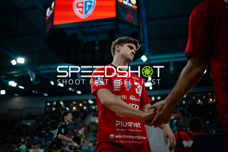 Alexander Pfeifer (31; SG BBM Bietigheim) begrüßt Teamkollegen