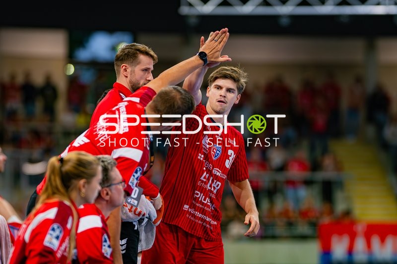 Nikola Vlahovic (3; SG BBM Bietigheim) gibt High-Five