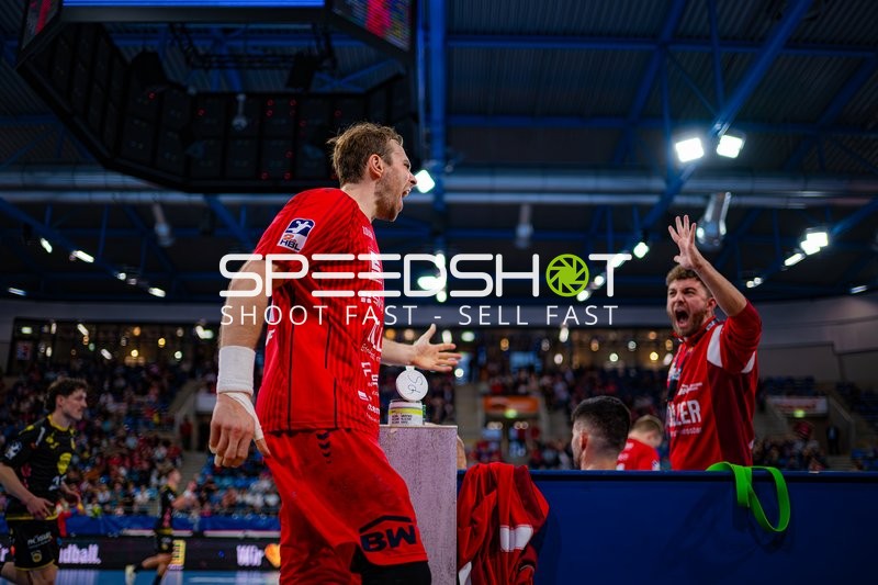 Tom Wolf (10; SG BBM Bietigheim) jubelt auf der Bank