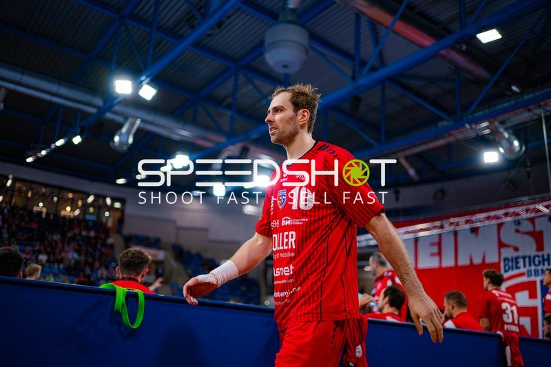 Tom Wolf (10; SG BBM Bietigheim) am Spielfeldrand