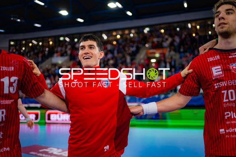 Moritz Strosack (29; SG BBM Bietigheim) und Juan De la Pena (13; SG BBM Bietigheim) feiern