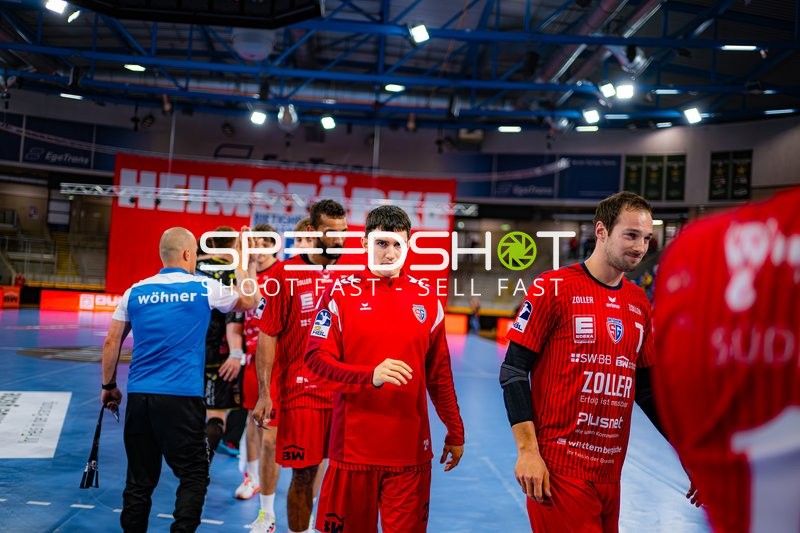 Moritz Strosack (29; SG BBM Bietigheim) und Dominik Claus (7; SG BBM Bietigheim) verlassen Spielfeld