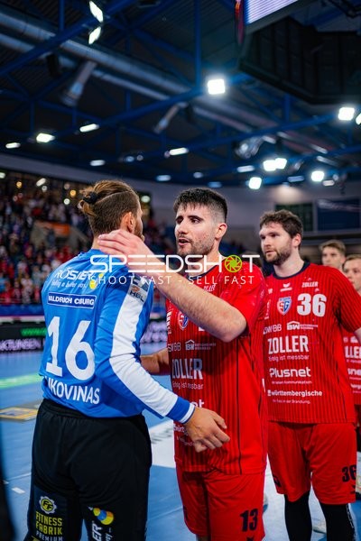 Juan De la Pena (13; SG BBM Bietigheim) begrüßt Placeholder (16; HSC 2000 Coburg)