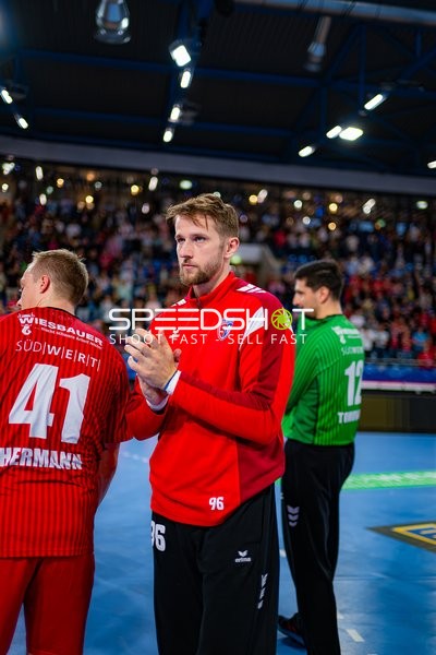 Till Hermann (41; SG BBM Bietigheim) und 96; SG BBM Bietigheim positionieren sich