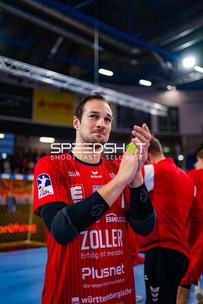 Dominik Claus (7; SG BBM Bietigheim) applaudiert