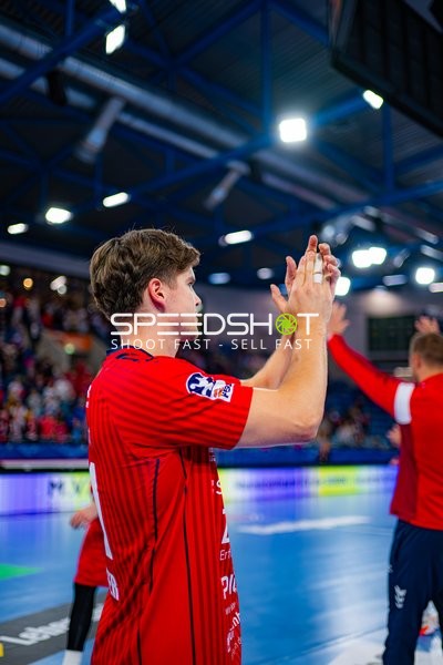 Alexander Pfeifer (31; SG BBM Bietigheim) klatscht in die Hände