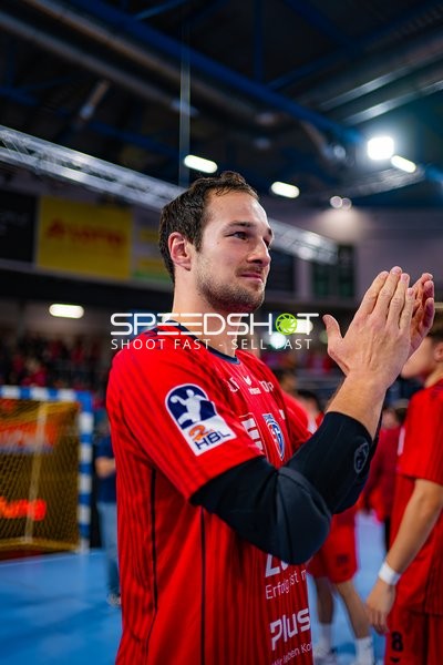 Dominik Claus (7; SG BBM Bietigheim) klatscht Beifall