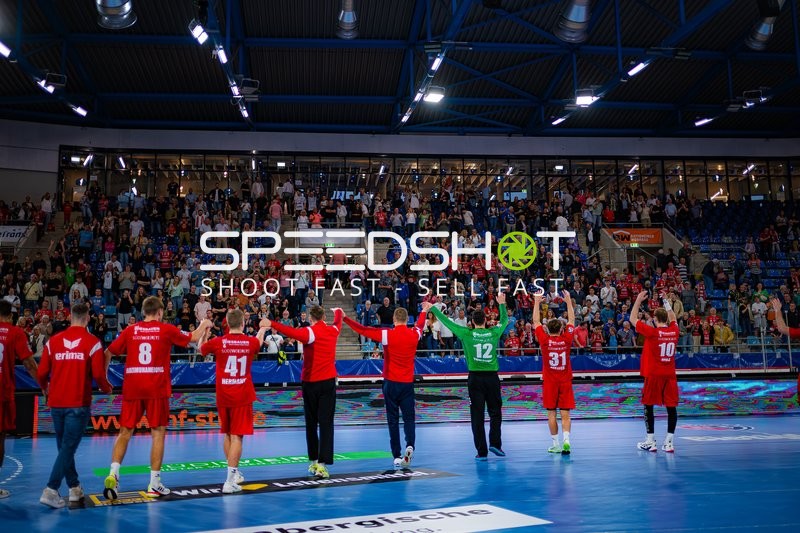 Spieler 8; SG BBM Bietigheim und Team danken Fans