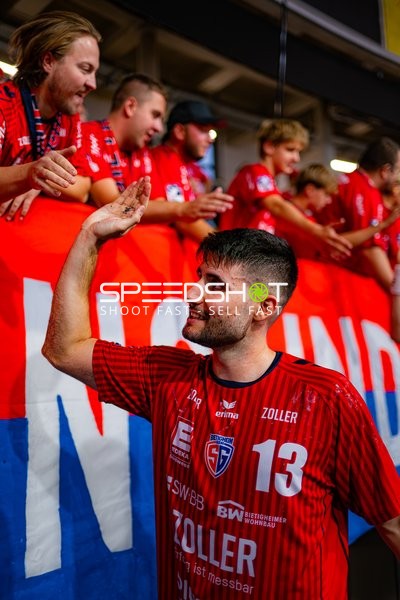 Juan De la Pena (13; SG BBM Bietigheim) interagiert mit Fans