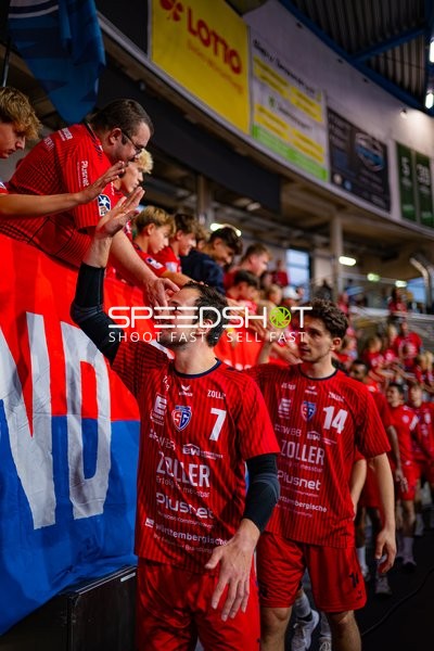 Dominik Claus (7; SG BBM Bietigheim) und Fynn Nicolaus (14; SG BBM Bietigheim) begrüßen Fans