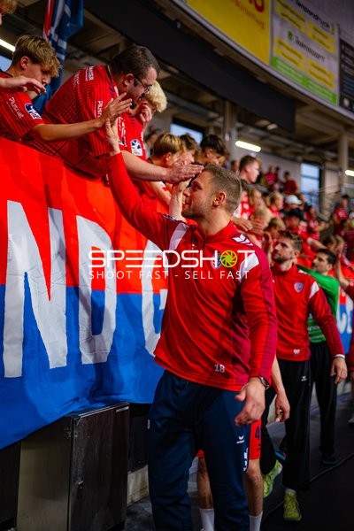 Fabian Wiederstein (18; SG BBM Bietigheim) gibt High-Fives