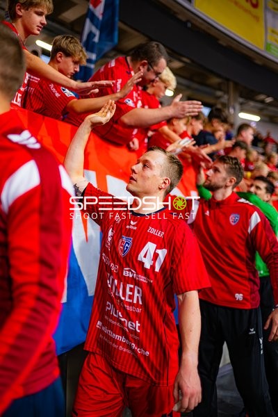 Till Hermann (41; SG BBM Bietigheim) begrüßt Fans