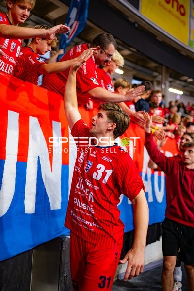 Alexander Pfeifer (31; SG BBM Bietigheim) gibt High-Fives