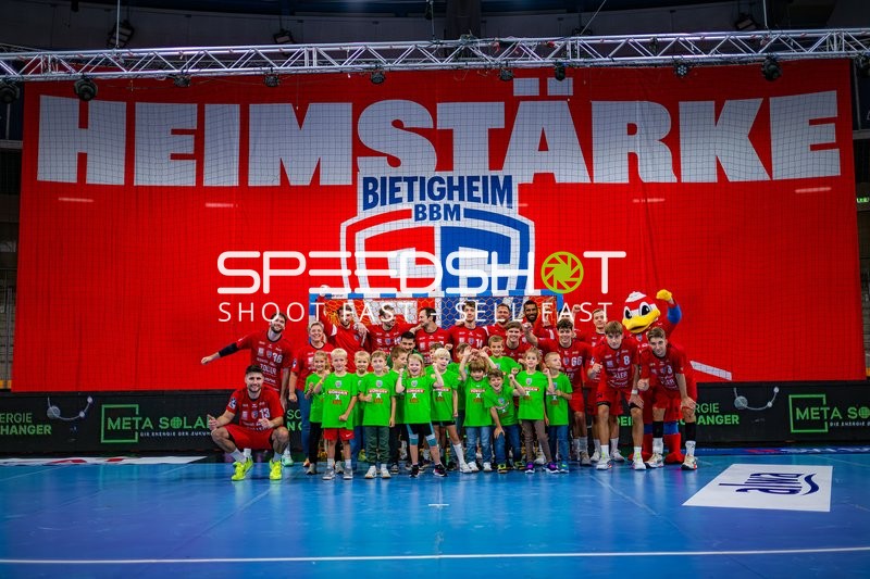 Team Juan De la Pena (13; SG BBM Bietigheim) mit Kindern und Maskottchen