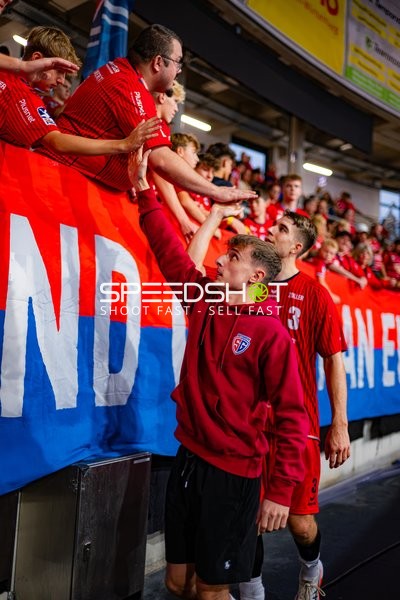 Nikola Vlahovic (3; SG BBM Bietigheim) gibt High-Five