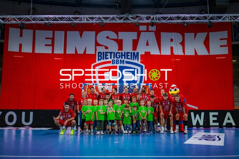 Team Juan De la Pena (13; SG BBM Bietigheim) mit Kindern vor Heimspiel