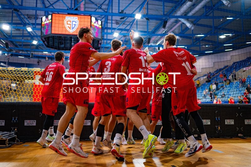 Fynn Nicolaus (14; SG BBM Bietigheim) jubelt mit Team