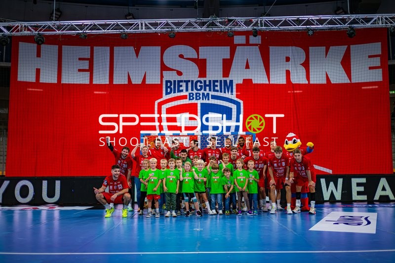 SG BBM Bietigheim posiert vor Heimspielkulisse