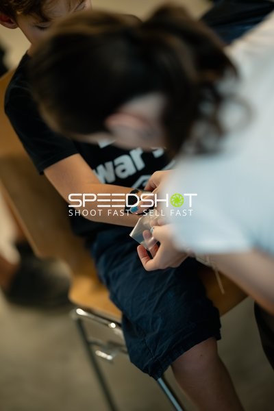 Personen beim Tätowieren