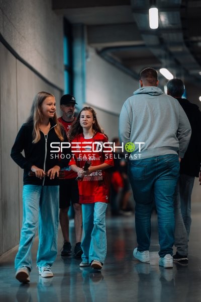 Personen laufen im Gang