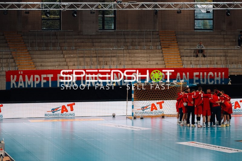 Team {216_alle} im Kreis vor dem Tor