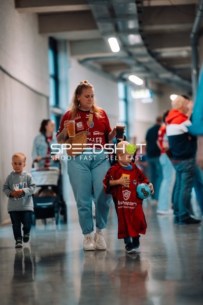 Fans in SG BBM Bietigheim Trikots