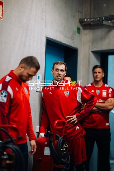 Tom Wolf (10; SG BBM Bietigheim) und Fabian Wiederstein (18; SG BBM Bietigheim) warten