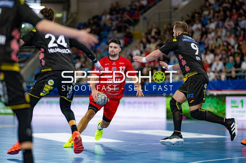 Juan De la Pena (13; SG BBM Bietigheim) kämpft um den Ball