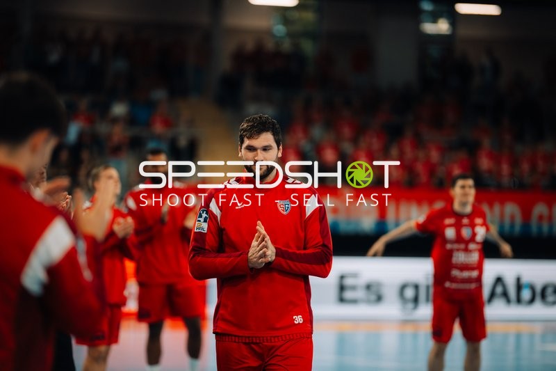 Jonathan Fischer (36; SG BBM Bietigheim) applaudiert im Teamkreis