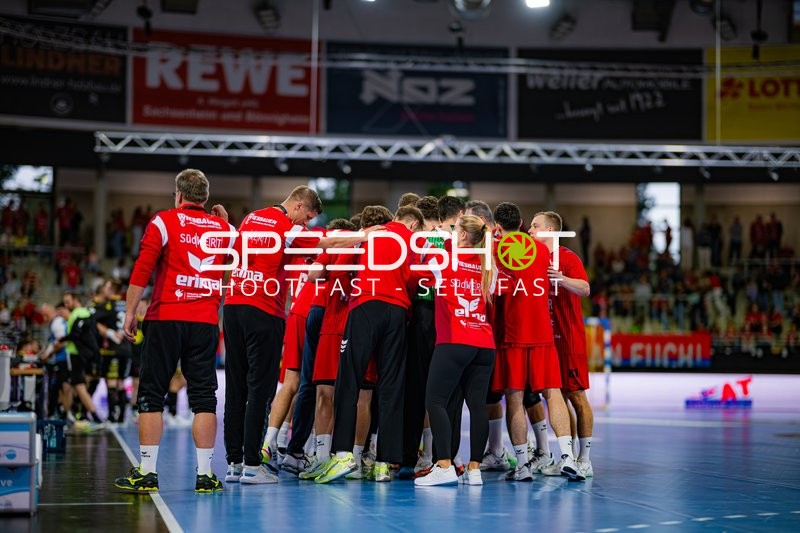 Till Hermann (41; SG BBM Bietigheim) mit Team in der Spielfeldmitte