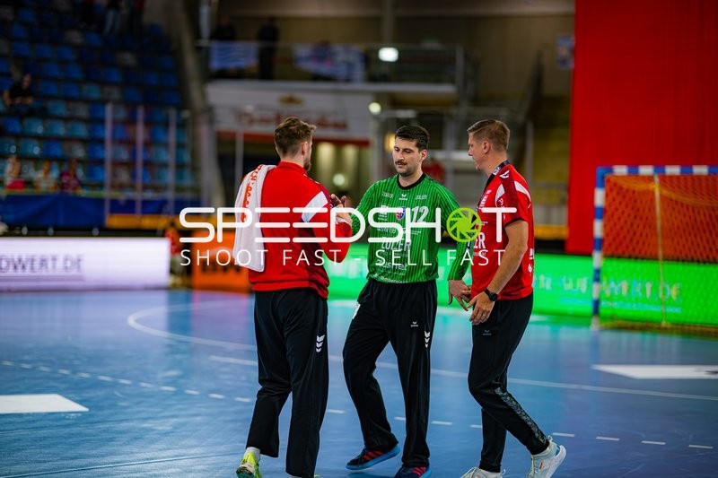 Filip Baranasic (12; SG BBM Bietigheim) im Gespräch mit Trainern