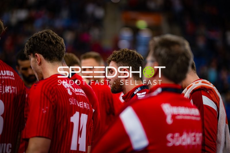 Fynn Nicolaus (14; SG BBM Bietigheim) im Teamgespräch