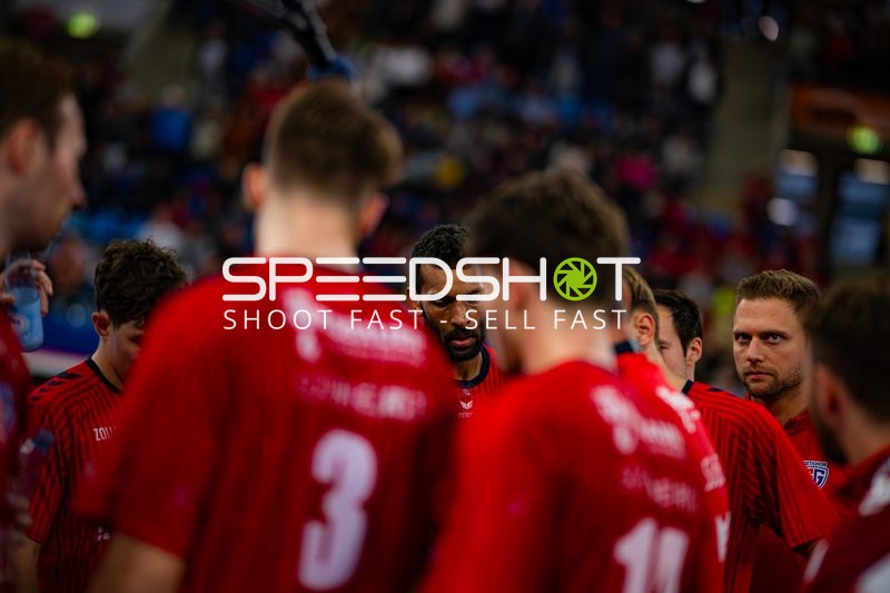 Fabian Wiederstein (18; SG BBM Bietigheim) im Teamkreis