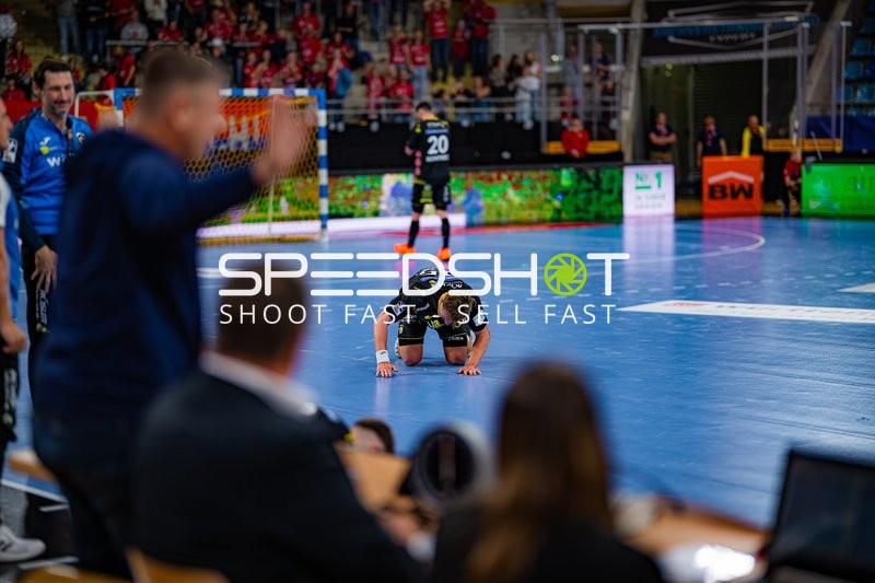 Spieler kniet auf Spielfeld