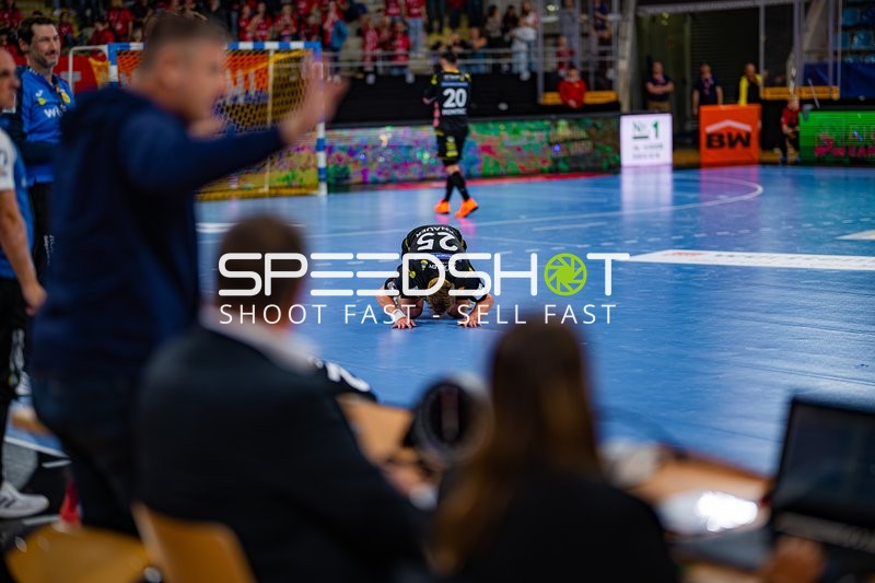 Jakob Knauer (25; HSC 2000 Coburg) kniet auf Spielfeld