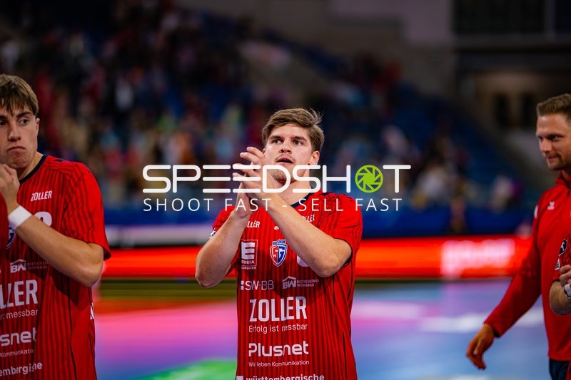 Alexander Pfeifer (31; SG BBM Bietigheim) und Fabian Wiederstein (18; SG BBM Bietigheim) applaudieren