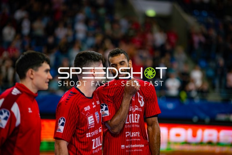 Juan De la Pena (13; SG BBM Bietigheim) und Moritz Strosack (29; SG BBM Bietigheim) im Gespräch