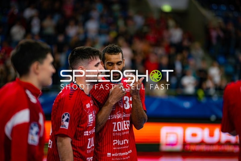 33; SG BBM Bietigheim und Alexander Pfeifer (31; SG BBM Bietigheim) im Gespräch