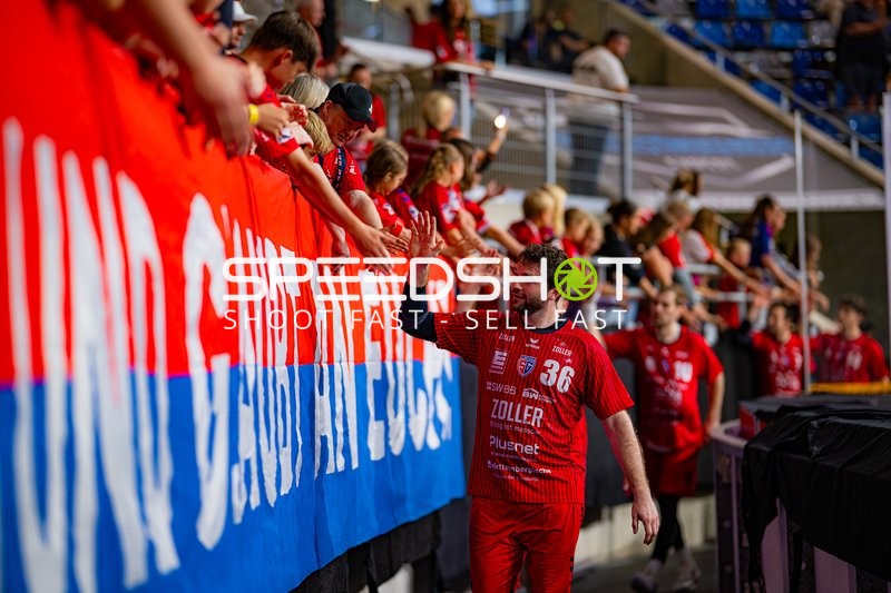 Jonathan Fischer (36; SG BBM Bietigheim) gibt High-Fives