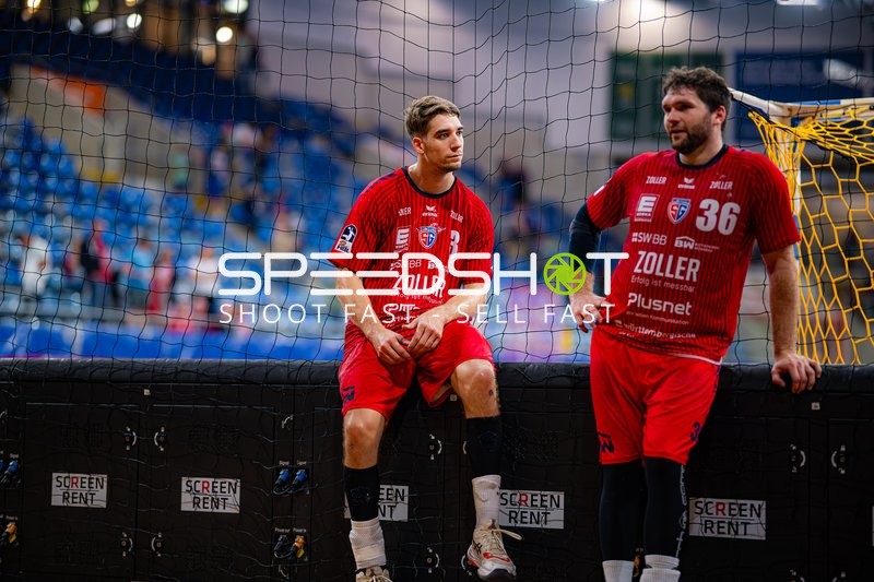 Nikola Vlahovic (3; SG BBM Bietigheim) und Jonathan Fischer (36; SG BBM Bietigheim) positionieren sich