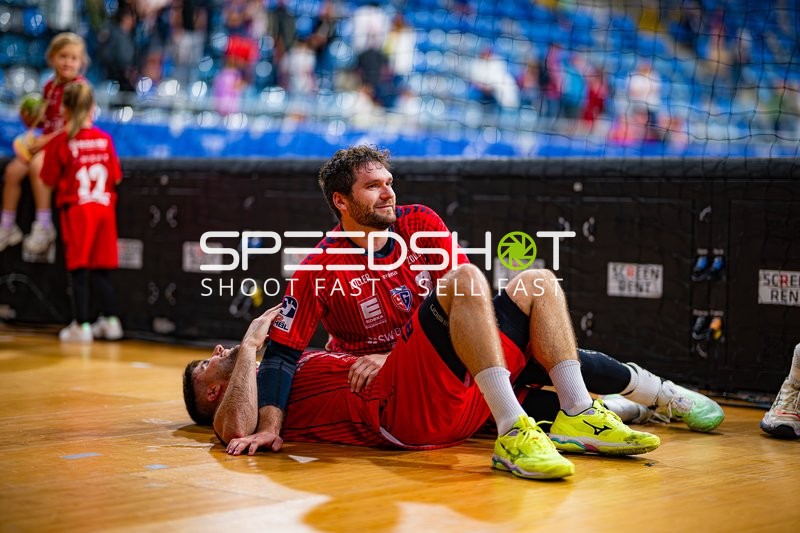 Jonathan Fischer (36; SG BBM Bietigheim) erschöpft auf dem Boden