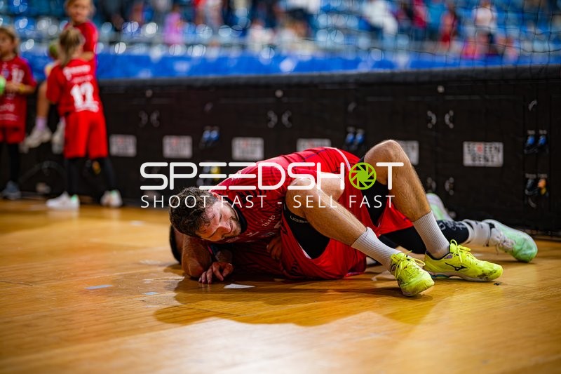 Spieler von SG BBM Bietigheim kämpfen am Boden