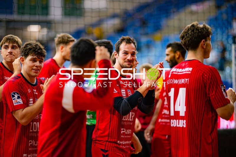 Fynn Nicolaus (14; SG BBM Bietigheim) klatscht mit Teamkollegen