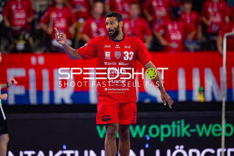 33; SG BBM Bietigheim zeigt mit dem Finger