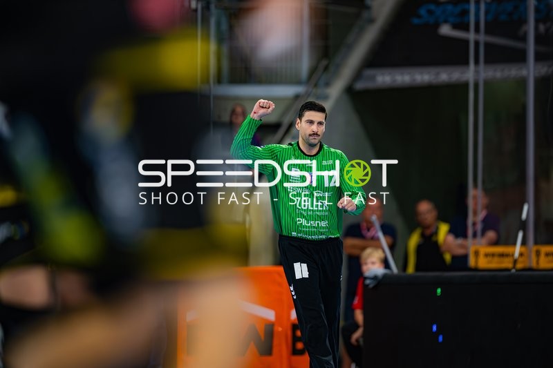 Filip Baranasic (12; SG BBM Bietigheim) hebt die Faust