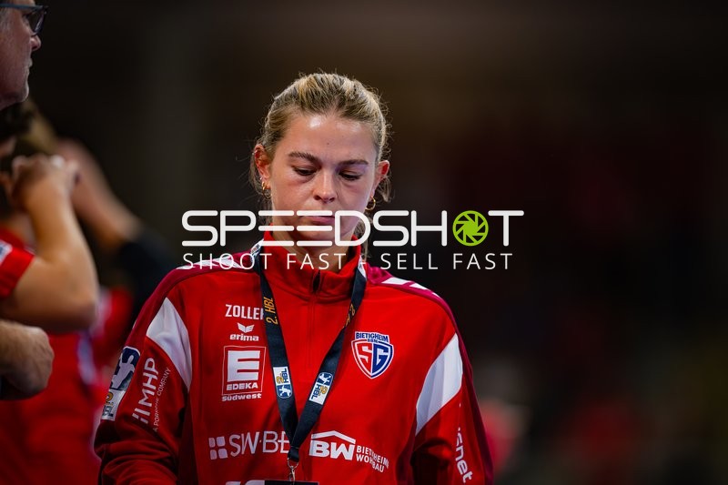 Lisa Frey (99; SG BBM Bietigheim) im Team-Umfeld