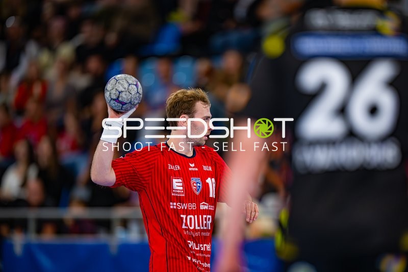 Tom Wolf (10; SG BBM Bietigheim) wirft aufs Tor