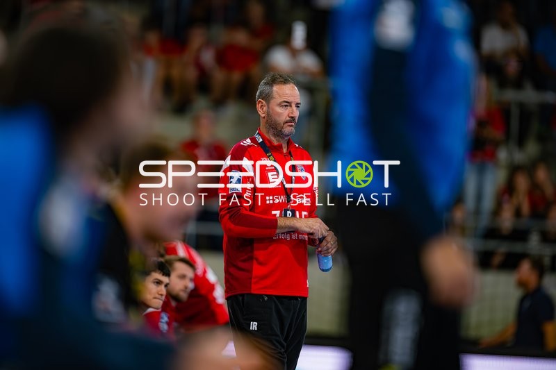 Iker Romero (Co-Trainer; SG BBM Bietigheim) gibt Anweisungen